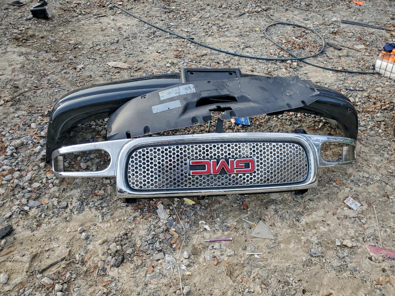 GMC Yukon Denali Image 11