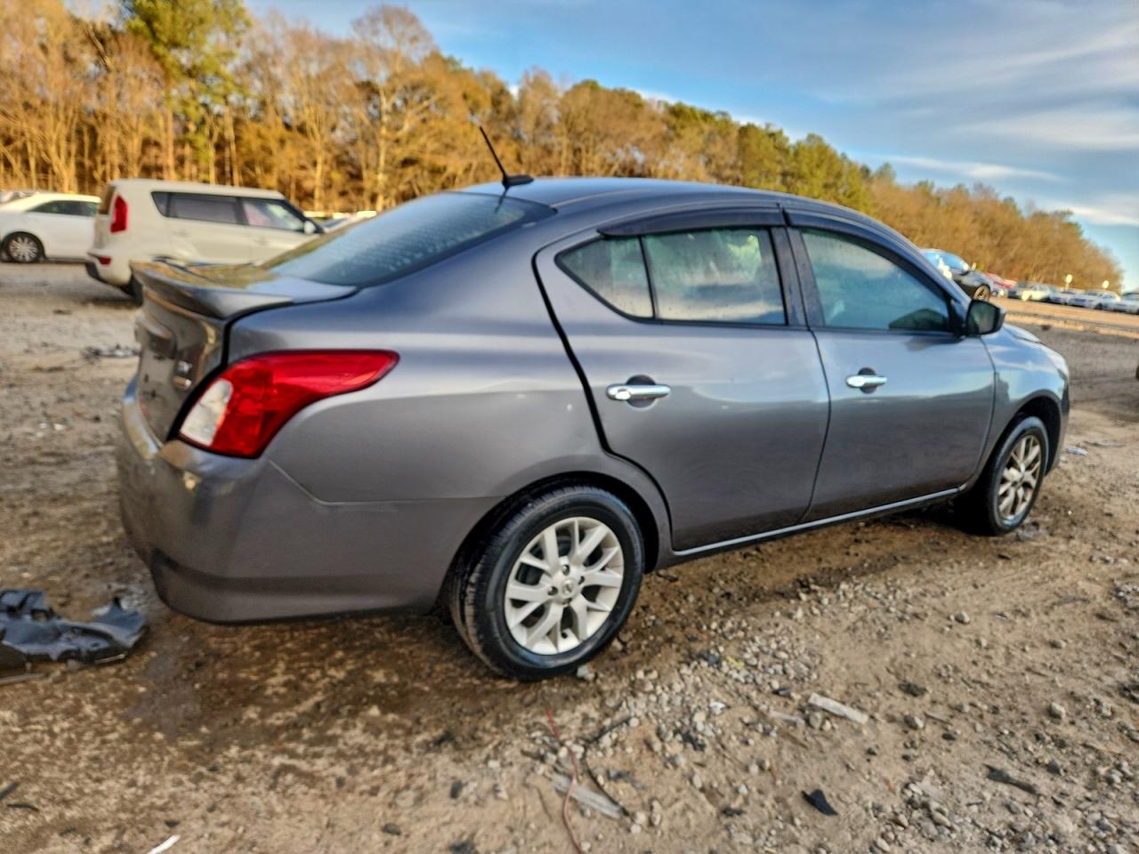 Nissan Versa S Image 3