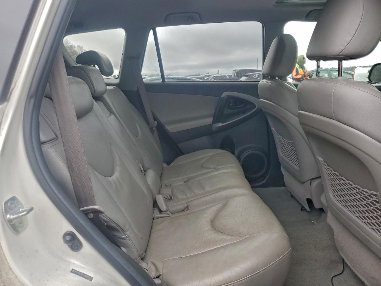 Toyota RAV4 Limited Image 3